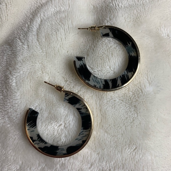 Jewelry - Resin hoop post earrings in gray